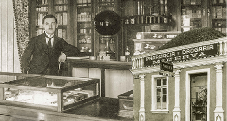 1919   • Fundação da primeira farmácia em sociedade de Alberto Bornschein e outros empresários.