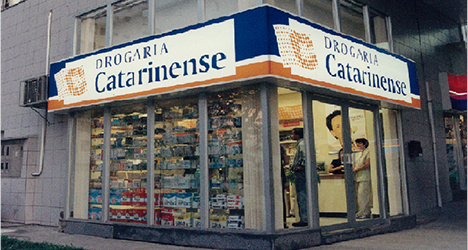 1996 • Renovação da marca Drogaria Catarinense.